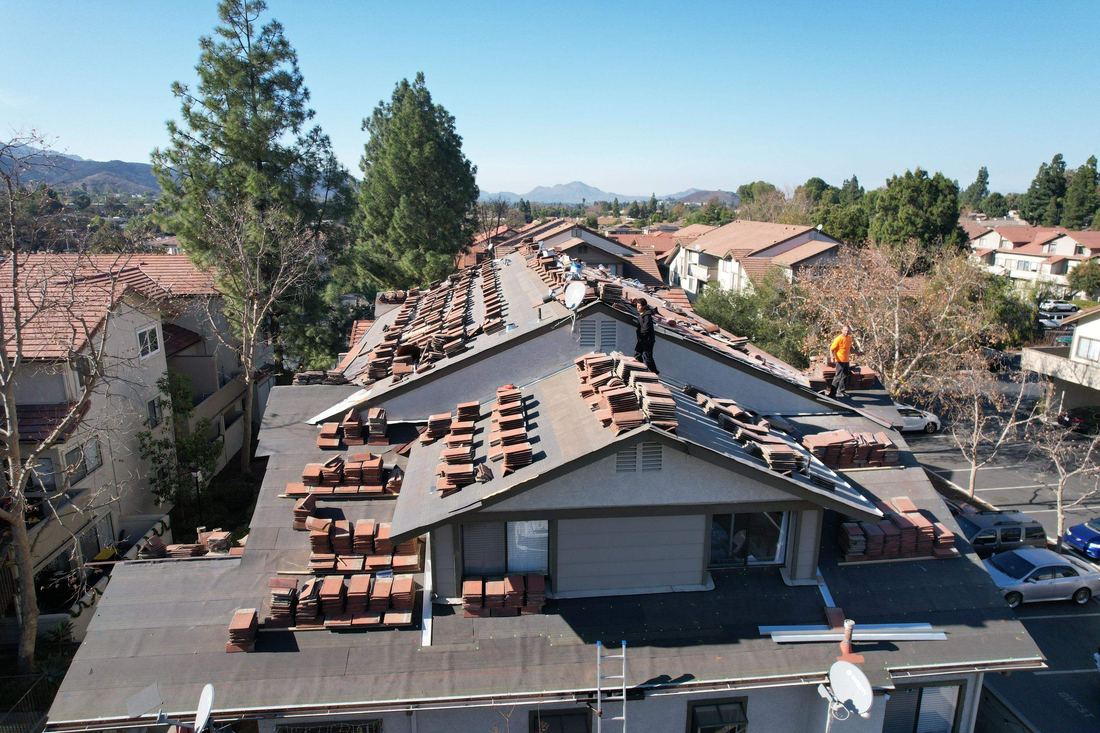Casa de Oaks community in Thousand Oaks with new tile roofs across dozens of buildings